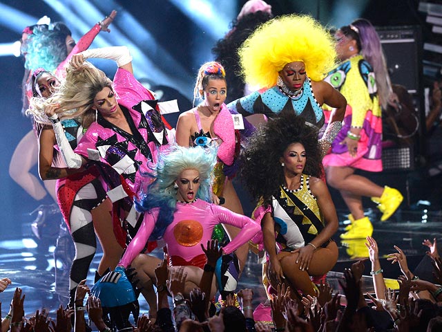 Майли Сайрус на MTV Video Music Awards 2015