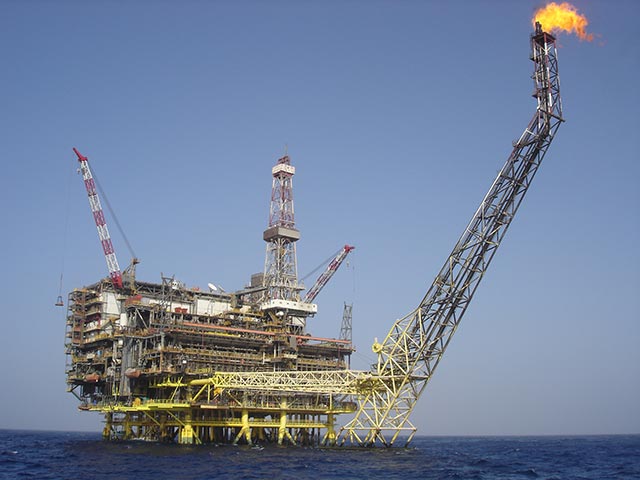 Нефтедобывающая платформа Eni в Средиземном море