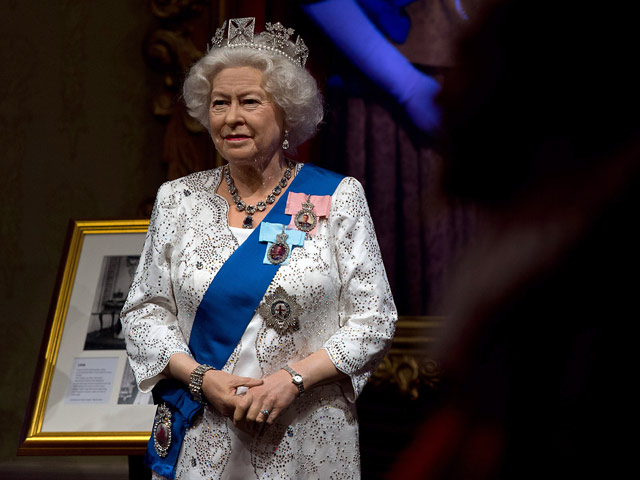 Восковую британскую королеву обновили перед торжественной датой