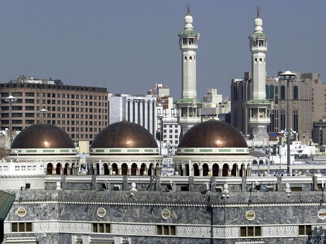 На Великую мечеть Мекки упал башенный кран, десятки погибших