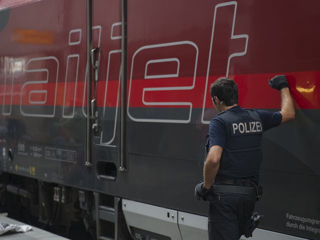 На западе Германии поезд врезался в автомобиль, пять человек погибли