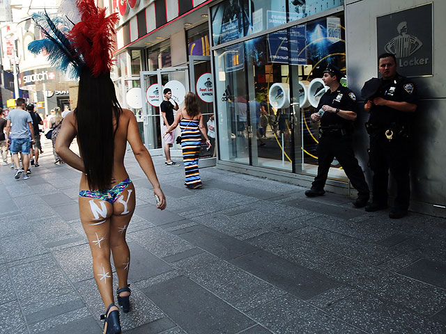 "Desnudas" на Таймс-сквер. Август 2015 года