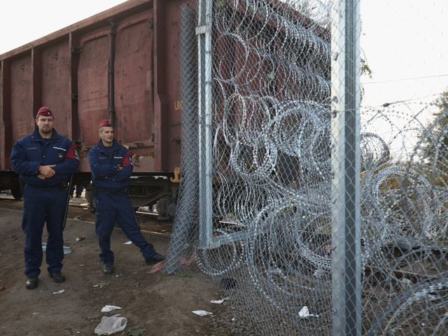 Венгрия достраивает забор на хорватской границе, Германия угрожает отобрать деньги