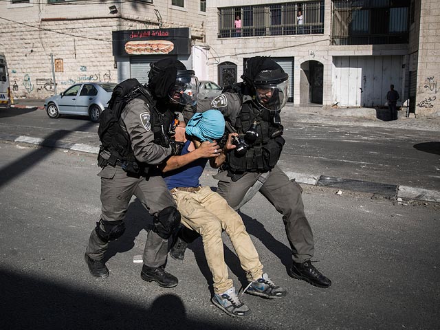     Полиция арестовывает арабских участников беспорядков, каменные атаки продолжаются