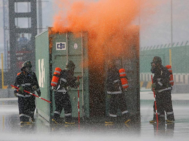 Пожар в порту Гонконга: есть пострадавшие  