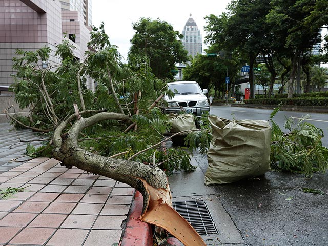 На Тайвань обрушился супертайфун Дуцзюань: сотни пострадавших  