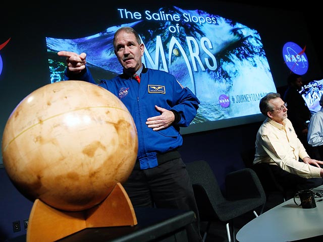  Джон Грансфилд на пресс-конференции  NASA. Вашингтон, 28 сентября 2015 года