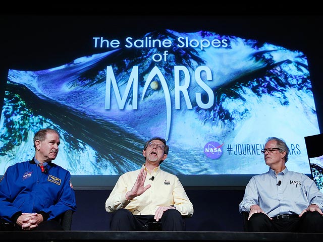  Джон Грансфилд, Джим Грин и Майкл Майер на пресс-конференции  NASA. Вашингтон, 28 сентября 2015 года