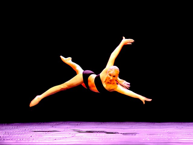 Сочетание балета, принципов "черного театра", игры света и тени, иллюзий, виртуозности и акробатического танца