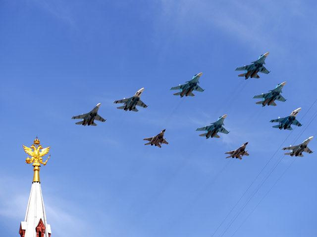 Самолеты Су-34, Су-27 и МиГ-29 во время военного парада в Москве 9 мая 2015 года 