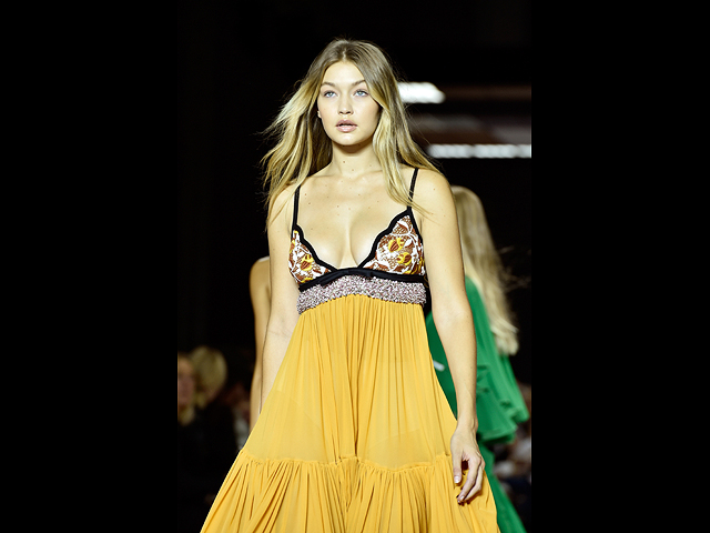 Гиги Хадид на  Paris Fashion Week