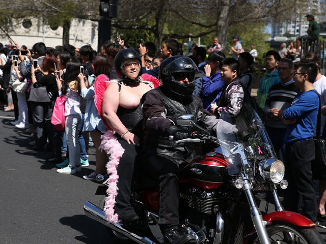 Парад Boobs on Bikes. Окленд, 7 октября 2015 года