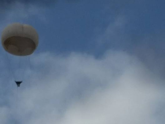 Воздушный шар с наблюдательной аппаратурой над 443-й трассой