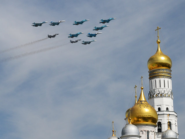 Российские боевые самолеты на параде Победы в Москве. 9 мая 2015 года