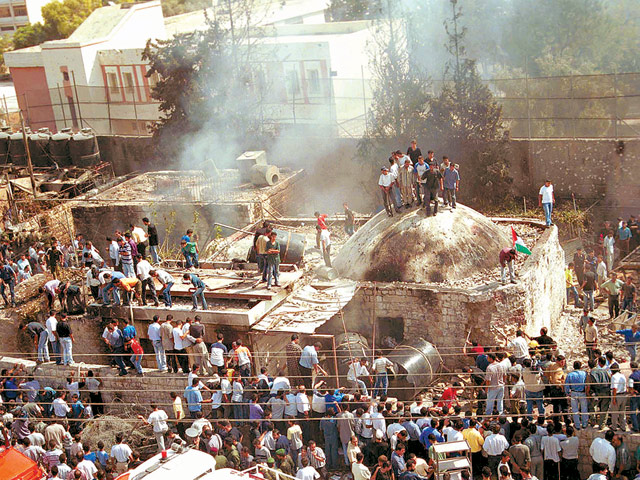 Арабы-мусульмане на гробнице Йосефа в октябре 2000 года