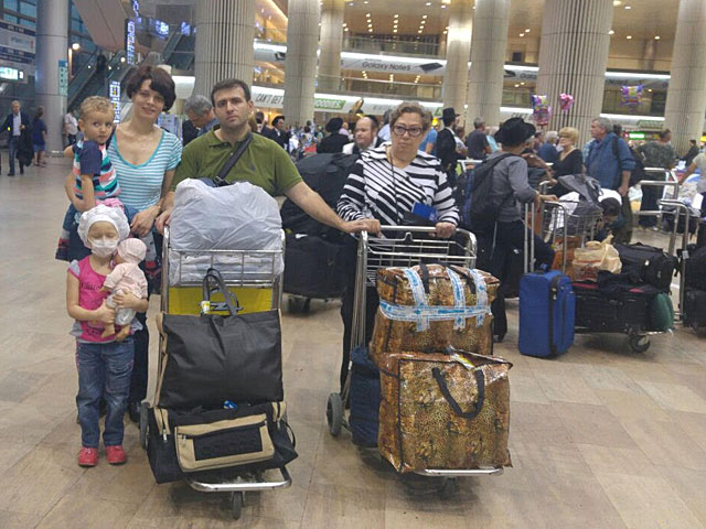 Фонд Дружбы помог семье больной девочки из Донецка репатриироваться в Израиль  