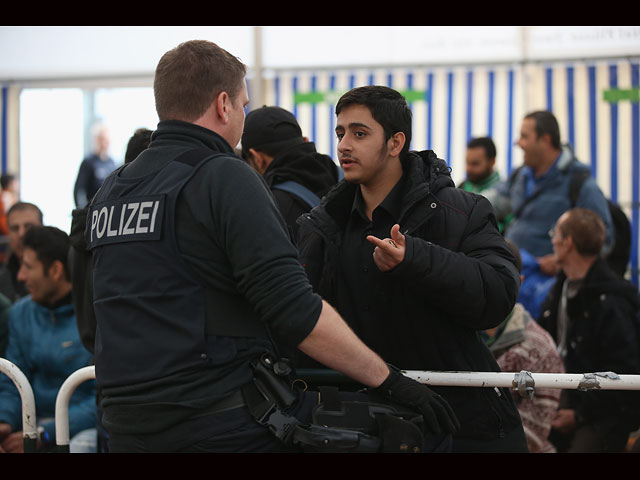 Поток стихийных беженцев в Германию проходит через родину Гитлера