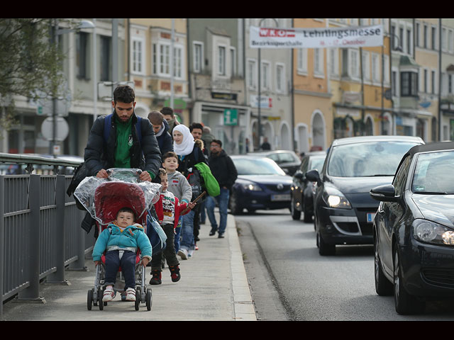 Поток стихийных беженцев в Германию проходит через родину Гитлера