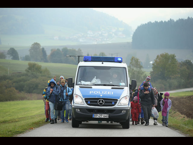 Поток стихийных беженцев в Германию проходит через родину Гитлера