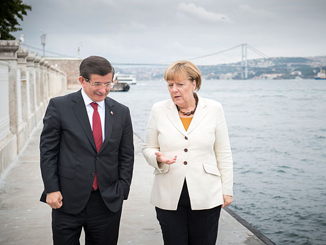 Канцлер ФРГ Ангела Меркель и глава правительства Турции Ахмет Давутоглу