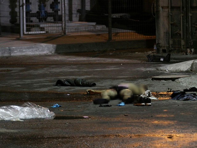Тело террориста на месте теракта в Беэр-Шеве. 18 октября 2015 года