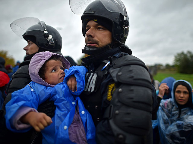 Сотрудники словенской полиции на границе с Хорватией. 19 октября 2015 года