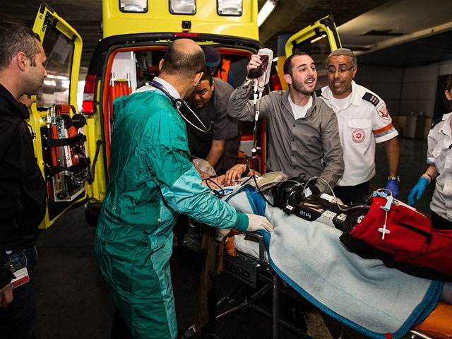 Госпитализация пострадавшего в больницу "Шаарей Цедек". 26 октября 2015 года