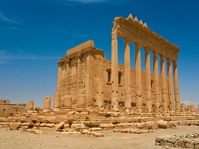 ИГ взрывает людей вместе с древними колоннами Пальмиры  