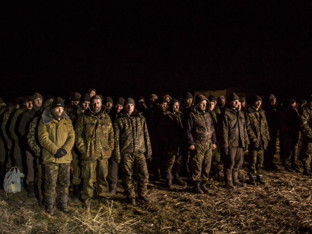 Обмен пленными между украинской армией и сепаратистами ЛНР и ДНР. Село Жолобок (Украина). 21 февраля 2015 года