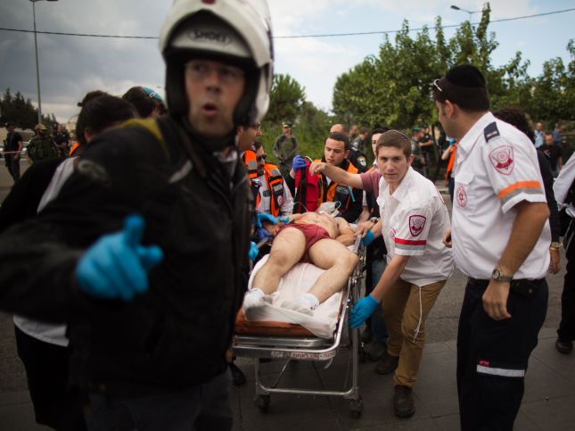 Медики увозят раненого террориста с места теракта. Иерусалим, 30.10.2015