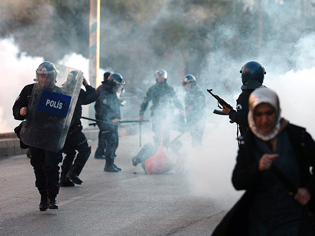 Беспорядки в Диярбакыре, полиция применила слезоточивый газ  