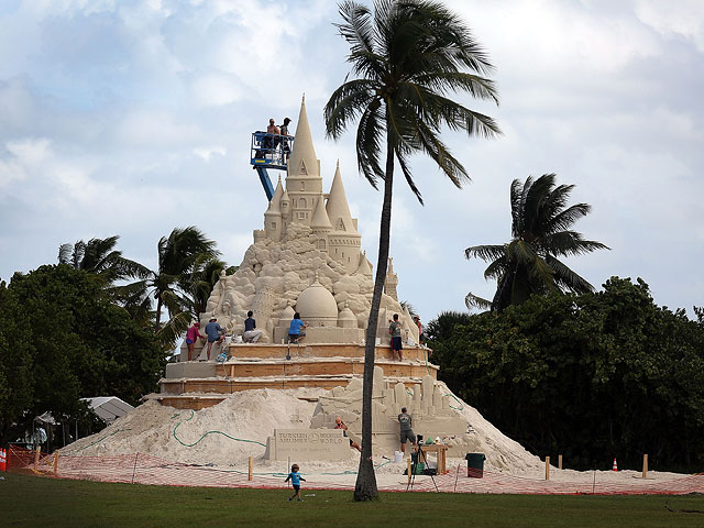 Строительство замка из песка во Флориде. 20 октября 2015 года