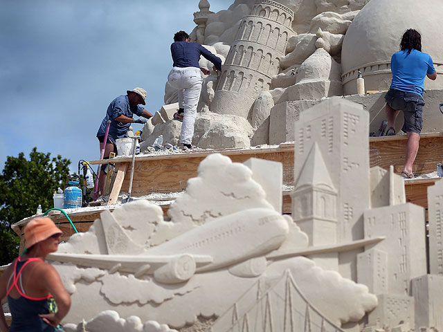 Строительство замка из песка во Флориде. 20 октября 2015 года