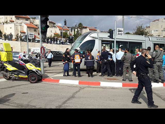 На месте нападения в трамвае. Иерусалим, 10 ноября 2015 года