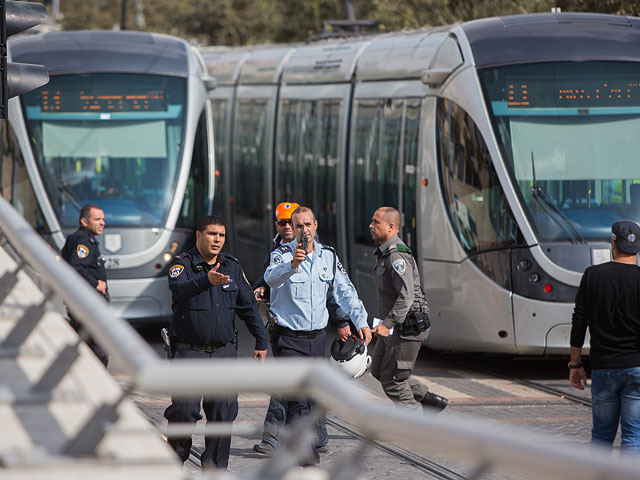 На месте нападения на трамвайной остановке. Иерусалим, 10 ноября 2015 года