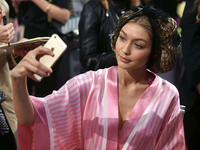 Гиги Хадид за кулисами шоу Victoria's Secret 2015