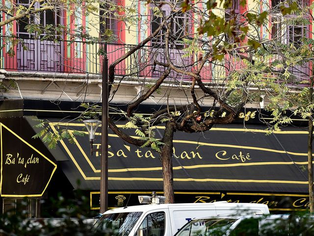 Фасад театра Balactan, подвергшегося нападению террористов. Париж, 14 ноября 2015 года