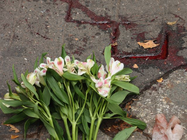 Цветы на месте теракта в театре Bataclan. Париж, 14.11.2015