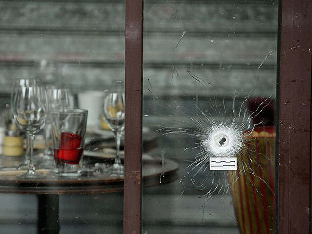 На месте теракта у кафе Bonne Biere. Париж, 14 ноября 2015 года