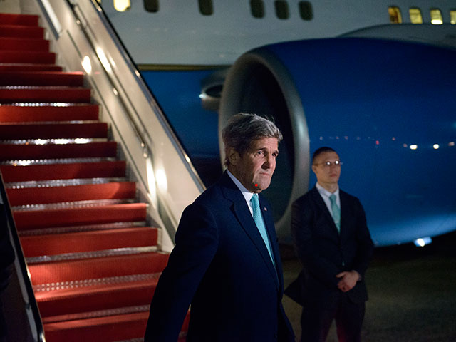 Госсекретарь США Джон Керри прибыл в Париж с незапланированным визитом