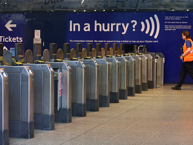 В связи с угрозой теракта эвакуирована станция лондонского метро "Тутинг Бродвей"  