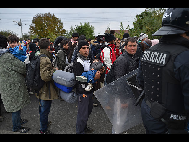 Власти Словении берут под контроль "стихийных беженцев"