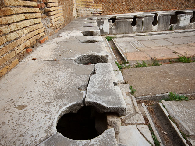 Общественный туалет Остия Антика. Рим. VII век до н.э.