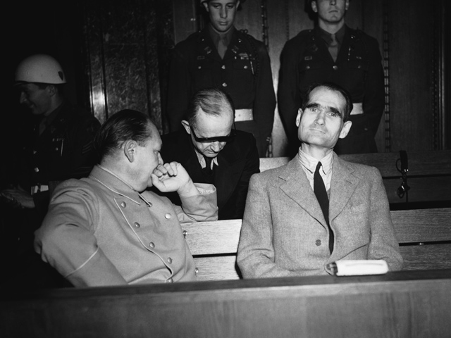Геринг и Гесс на Нюрнбергском процессе. 4 декабря 1945 года