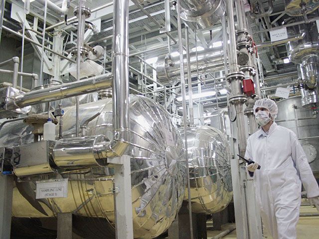 Иран подписал с "шестеркой" договор о преобразовании реактора в Араке