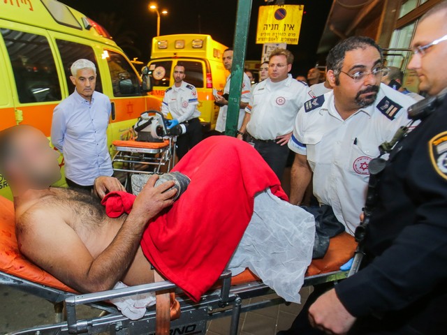 Раненых в результате теракта в Кирьят-Гате доставили в больницу "Барзилай". 21 ноября 2015 года