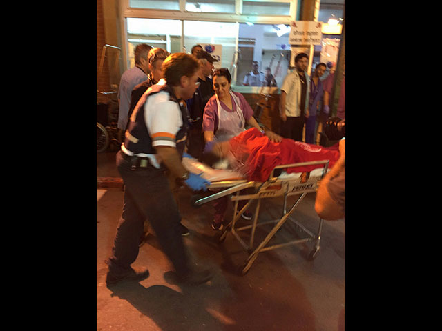 Раненых в результате теракта в Кирьят-Гате доставили в больницу "Барзилай". 21 ноября 2015 года
