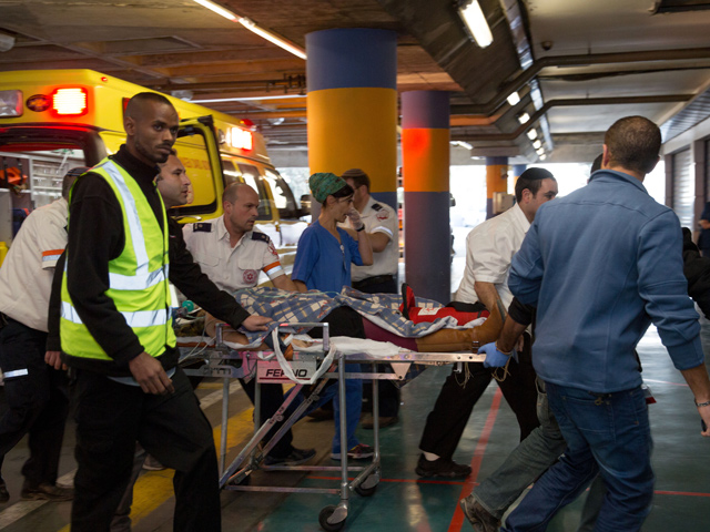 Раненую девушку везут в операционную иерусалимской  больницы "Шаарей Цедек". 22 ноября 2015 года