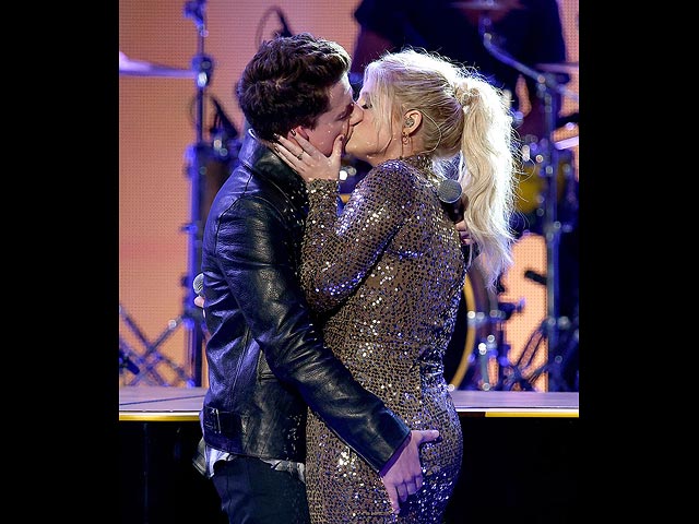 Чарли Пут и Меган Трейнор   на церемонии American Music Awards 2015
