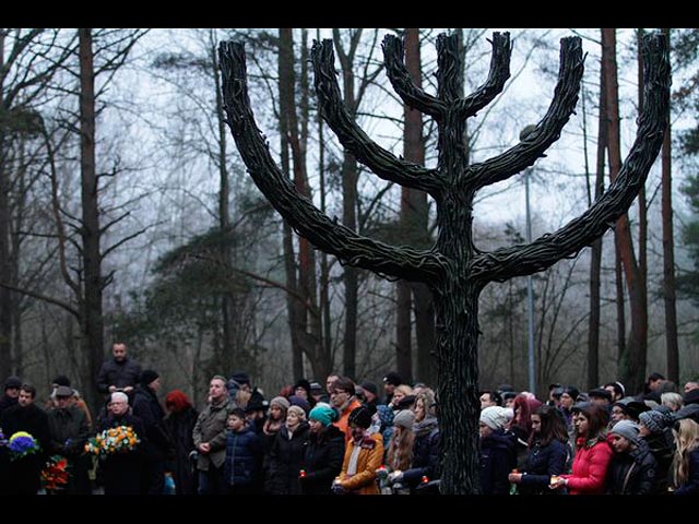 На памятной церемонии в в Румбульском лесу